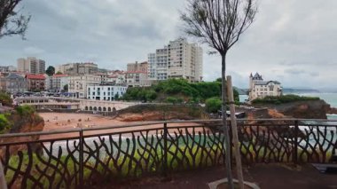 Biscay Körfezi 'ndeki Biarritz, Fransa' nın güzel kıyıları. Muhteşem manzaralı Atlantik sahili. Sabit görüntü görüntüsü.