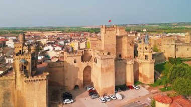 Kuzey İspanya, Navarre eyaletindeki Olite Kraliyet Sarayı 'nın hava manzarası. Ortaçağ tahkim edilmiş Navarre Kralları kalesi olan Olite şehrinin manzarası.