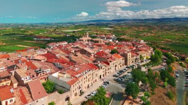 İspanya 'nın Bask Bölgesi' ndeki bağlarla çevrili ortaçağ güçlendirilmiş tepedeki Laguardia 'nın hava manzarası. Kuzey İspanya 'daki La Guardia eski kasabası