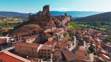 Ortaçağ köyü Frias, Burgos, Castilla Leon, kuzey İspanya 'nın havadan görünüşü. Manzaralı kırsal manzarayla çevrili tarihi bir şatosu olan pitoresk taş bir köy.