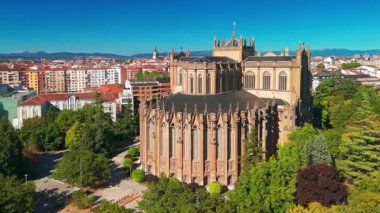 İspanya 'da Vitoria-Gasteiz' deki Maria Inmaculada Katedrali 'nin hava manzarası. Güzel Yeni Katedral binası ve güneşli bir yaz gününde çekilen Vitoria şehir manzarası