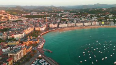 Donostia 'nın hava manzarası - San Sebastian şehir manzarası Bask ülkesinde, kuzey İspanya.