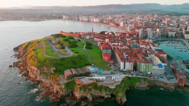 Gündoğumunda Gijon 'un eski kasabasının havadan görünüşü, Asturias, İspanya. Güzel şehir merkezi sabah ışığında yıkandı. Cantabrian Denizi kıyısındaki sahil beldesinin manzarası.