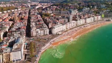 Donostia 'nın havadan görünüşü - San Sebastian şehri yazın İspanya' nın Bask ülkesinde. Kuzey İspanya 'da güzel bir seyahat yeri