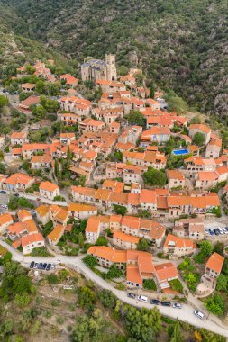 Fransa 'nın en güzel köylerinden biri ve popüler bir turizm beldesi olan Fransa' nın Pyrenees dağlarındaki ortaçağ tepe kasabası Eus 'un hava manzarası.
