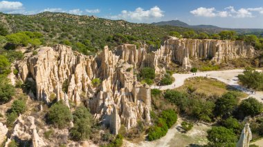 Les Orgues Ille sur Tet, Pyrenees Orientales, Languedoc Roussillon, Fransa 'da jeolojik alan. Ille sur Tet 'in ya da peri bacalarının havadan görünüşü.