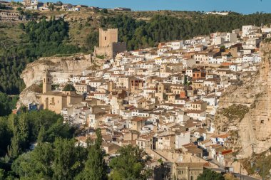 Alcala del Jucar ortaçağ kasabasının Albacete vilayetindeki Jucar nehri kıvrımları arasındaki uçurumdaki havadan görünüşü, Kastilya-La Mancha, İspanya
