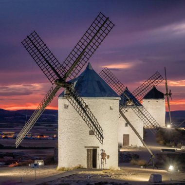 Consuegra 'nın tarihi yel değirmenleri alacakaranlıkta, Castilla-La Mancha, İspanya. Akşam ışığında tepelerde Don Kişot 'un eski tarihi yel değirmenleri. Molinos de Viento de Consuegra