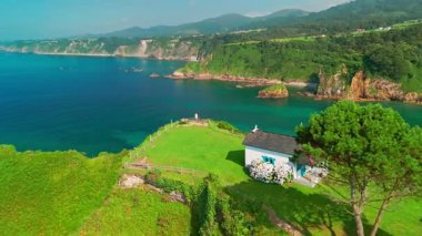Kuzey İspanya 'daki Asturias' ın çarpıcı doğasıyla çevrili küçük bir inzivaya çekilmiş hava manzarası. Ermita de la Regalina, Cantabrian Denizi kıyısındaki dik kayalıklarda. Güzel Playa de Kadavra Sahili