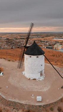 Günbatımında Consuegra 'nın tarihi yel değirmenlerinin havadan görünüşü, Castilla-La Mancha, İspanya. Akşam ışığında tepelerde Don Kişot 'un eski tarihi yel değirmenleri. Molinos de Viento de Consuegra