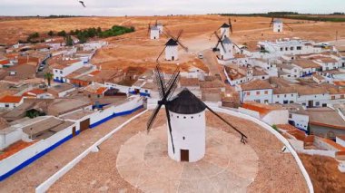 Campo de Criptana 'nın tarihi yel değirmenlerinin havadan görünüşü, Castilla-La Mancha, İspanya. Don Kişot 'un tepelerdeki eski tarihi yel değirmenleri. Molinos de Viento de Campo de Criptana