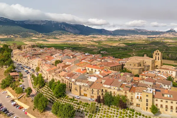 İspanya 'nın Bask Bölgesi' ndeki bağlarla çevrili ortaçağ güçlendirilmiş tepedeki Laguardia 'nın hava manzarası. Kuzey İspanya 'daki La Guardia eski kasabası