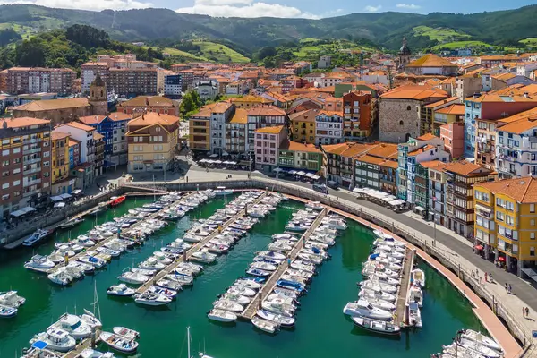 Bermeo kasabasının hava manzarası, Bask ülkesi, İspanya 'nın kuzeyi. Güneşli bir günde Bermeo 'nun balıkçı limanı. Kuzey İspanya 'da güzel bir seyahat yeri
