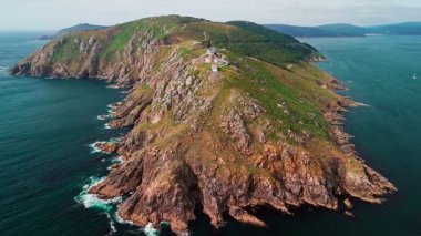 İspanya 'nın kuzeyinde bulunan Cape Finisterre, Costa de la Muerte' deki Faro de Fisterra deniz fenerinin hava manzarası. Camino de Santiago hac yolunun son durağı.