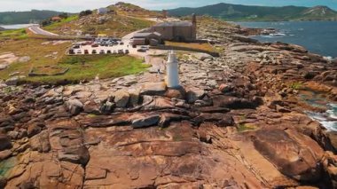 Santuario da Virxe da Barca, Faro de Muxia deniz feneri ve Mirador Jesus Quintanal 'ın Galiçya, İspanya' daki engebeli Costa da Morte boyunca havadan görünüşü. Camino de Santiago 'da popüler bir yer.