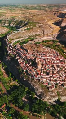 İspanya 'nın Kastilya-La Mancha bölgesindeki Jucar Nehri' nin kıvrımları arasındaki uçurumdaki Jorquera kasabasının hava manzarası.