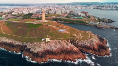 A Coruna, Galiçya, İspanya 'daki Herkül Kulesi. Kuzey İspanya 'daki tarihi Torre de Herkül' ün hava manzarası. Günbatımında Coruna şehrinde antik bir Roma deniz feneri.. 