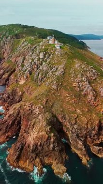İspanya 'nın kuzeyinde bulunan Cape Finisterre, Costa de la Muerte' deki Faro de Fisterra deniz fenerinin hava manzarası. Camino de Santiago hac yolunun son durağı.
