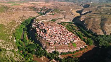 İspanya 'nın Kastilya-La Mancha bölgesindeki Jucar Nehri' nin kıvrımları arasındaki uçurumdaki Jorquera kasabasının hava manzarası.