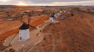 Günbatımında Consuegra 'nın tarihi yel değirmenlerinin havadan görünüşü, Castilla-La Mancha, İspanya. Akşam ışığında tepelerde Don Kişot 'un eski tarihi yel değirmenleri. Molinos de Viento de Consuegra