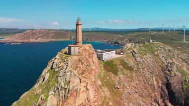 Camarinas, Galiçya, İspanya yakınlarındaki Cabo Vilan Deniz Feneri 'nin havadan görüntüsü. Tarihsel deniz feneri engebeli Costa da Morte boyunca yüksek bir uçuruma tünemiş, Atlantik Okyanusu 'na bakan uzak bir yerde..