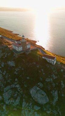 Güneş doğarken Cape Finisterre 'deki Faro de Fisterra deniz fenerinin havadan görünüşü, Costa de la Muerte, Galiçya, kuzey İspanya. Camino de Santiago hac yolunun son durağı.