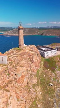 Camarinas, Galiçya, İspanya yakınlarındaki Cabo Vilan Deniz Feneri 'nin havadan görüntüsü. Tarihsel deniz feneri engebeli Costa da Morte boyunca yüksek bir uçuruma tünemiş, Atlantik Okyanusu 'na bakan uzak bir yerde..