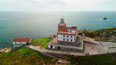 İspanya 'nın kuzeyinde bulunan Cape Finisterre, Costa de la Muerte' deki Faro de Fisterra deniz fenerinin hava manzarası. Camino de Santiago hac yolunun son durağı.