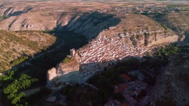 Alcala del Jucar ortaçağ kasabasının Albacete vilayetindeki Jucar nehri kıvrımları arasındaki uçurumdaki havadan görünüşü, Kastilya-La Mancha, İspanya