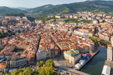 İspanya 'nın Bask bölgesindeki Bilbao eski kasabasının hava manzarası. Casco Viejo de Bilbao 'nun kırmızı kiremitli çatıları ve Bilbao şehrinin yedi tarihi caddesi.