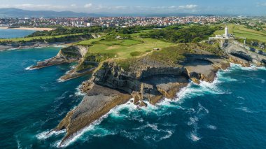 İspanya 'nın Santander kentindeki kayalık sahildeki Cape Mayor deniz fenerinin hava manzarası. Kuzey İspanya, Santander 'deki Faro de Cabo Belediye Başkanı. Yörünge atışı