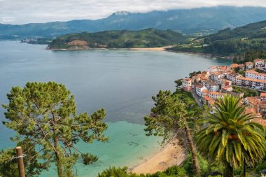 Kuzey İspanya 'nın Asturias bölgesindeki büyüleyici balıkçı köyü Lastres' in hava manzarası. Biscay Körfezi 'nin turkuaz sularına bakan bir yamaçta kurulmuş güzel bir sahil kasabası..