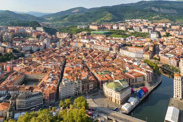İspanya 'nın Bask bölgesindeki Bilbao eski kasabasının hava manzarası. Casco Viejo de Bilbao 'nun kırmızı kiremitli çatıları ve Bilbao şehrinin yedi tarihi caddesi.