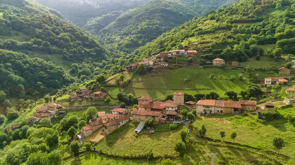 İspanya 'nın kuzeyindeki Asturias bölgesindeki Bandujo ortaçağ köyünün havadan görünüşü. Güzel, yeşil bir dağ manzarasında yuva yapmış pitoresk tarihi bir köy..