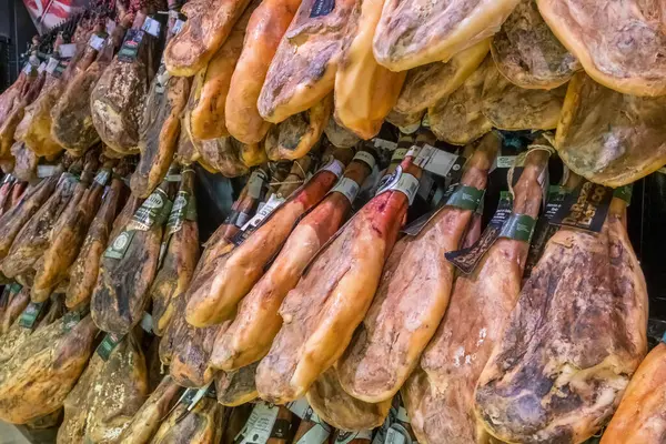 Donostia, İspanya - 21 Ağustos 2024: Geleneksel İspanyol jambonu San Sebastian, Bask bölgesindeki pazarda satılıyor