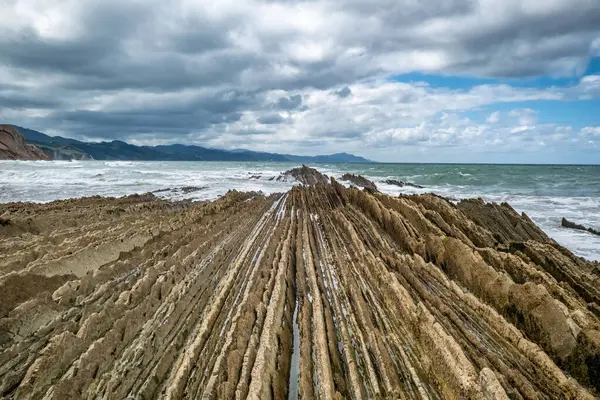 Itzurun sahilinin güzel kaya oluşumları, Zumaia kasabası, Bask bölgesi, İspanya 'nın kuzeyi. Itzurun plajı dünyanın en uzun süreli kaya katmanlarıyla ünlüdür.
