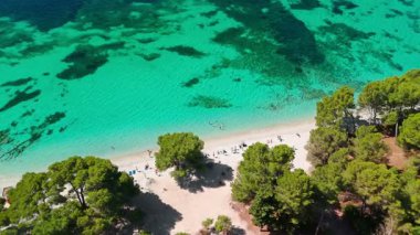 Playa de Formentor 'un Mallorca' daki Cala Pi de la Posada körfezindeki hava manzarası. Cap Formentor, Mayorka, Balear Adaları, İspanya 'da turkuaz sularda yüzen insanların olduğu çarpıcı bir sahil..
