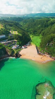 Gijon, Asturias yakınlarındaki inanılmaz Playa de La Nora plajı, kuzey İspanya. Asturias 'ın Cantabrian Denizi kıyısı boyunca turkuaz deniz suyuyla cennet gibi beyaz kumsal manzarası..