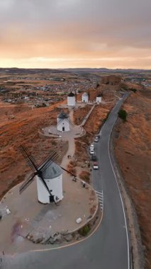 Günbatımında Consuegra 'nın tarihi yel değirmenlerinin havadan görünüşü, Castilla-La Mancha, İspanya. Akşam ışığında tepelerde Don Kişot 'un eski tarihi yel değirmenleri. Molinos de Viento de Consuegra
