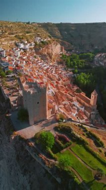 Alcala del Jucar ortaçağ kasabasının Albacete vilayetindeki Jucar nehri kıvrımları arasındaki uçurumdaki havadan görünüşü, Kastilya-La Mancha, İspanya
