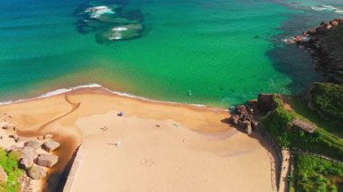 Gijon, Asturias yakınlarındaki inanılmaz Playa de La Nora plajı, kuzey İspanya. Asturias 'ın Cantabrian Denizi kıyısı boyunca turkuaz deniz suyuyla cennet gibi beyaz kumsal manzarası..