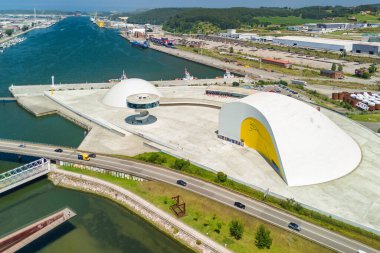 Aviles, İspanya - 19 Temmuz 2024: Aviles, İspanya 'daki Oscar Niemeyer Uluslararası Kültür Merkezi' nin havadan görünüşü. Ünlü Brezilyalı mimar Oscar Niemeyer 'in ikonik modern mimarisi.