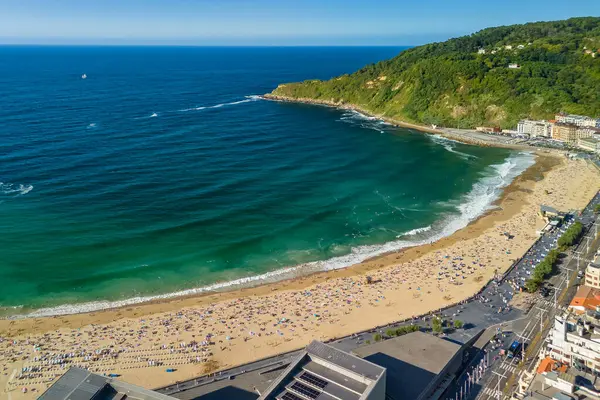 San Sebastian şehrinin kuzey İspanya 'daki Bask ülkesindeki hava manzarası. Yazın güzel Zurriola plajı