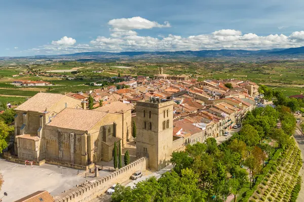 İspanya 'nın Bask Bölgesi' ndeki bağlarla çevrili ortaçağ güçlendirilmiş tepedeki Laguardia 'nın hava manzarası. Kuzey İspanya 'daki La Guardia eski kasabası