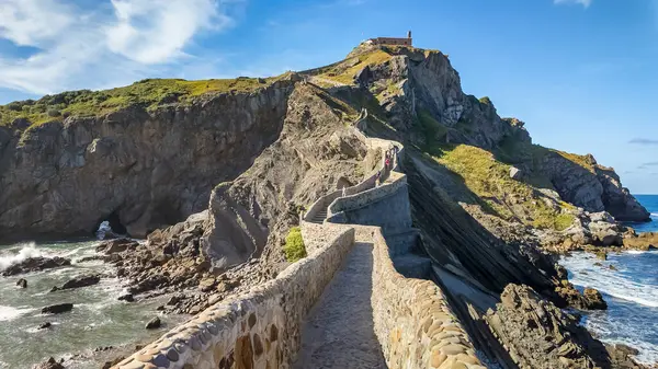San Juan de Gaztelugatxe, Bask Bölgesi, İspanya. San Juan de Gaztelugatxe 'nin kayalık adanın tepesindeki inziva yeri..