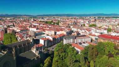 İspanya 'da Vitoria-Gasteiz' deki Maria Inmaculada Katedrali 'nin hava manzarası. Güzel Yeni Katedral binası ve güneşli bir yaz gününde çekilen Vitoria şehir manzarası
