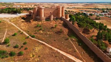 İspanya 'nın Cuenca Eyaleti, La Mancha' daki Gotik-Mudejar Kalesi 'nin hava manzarası. Güneşli bir günde iyi korunmuş duvarları ve kuleleri olan görkemli ortaçağ kalesi.