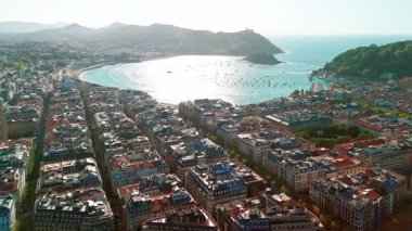 Donostia 'nın havadan görünüşü - San Sebastian şehri yazın İspanya' nın Bask ülkesinde. Kuzey İspanya 'da güzel bir seyahat yeri