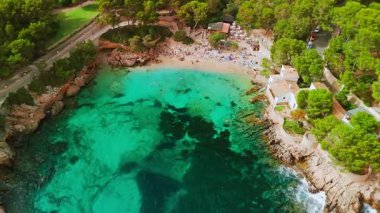 İspanya, Balearic Adaları, Mallorca 'daki Platja de Cala Gat plajının hava manzarası. Kristal berraklığında turkuaz suları olan sahili, Mayorka adasında popüler bir yaz tatili..