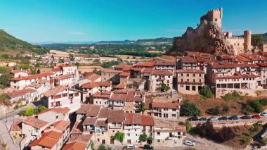 Ortaçağ köyü Frias, Burgos, Castilla Leon, kuzey İspanya 'nın havadan görünüşü. Manzaralı kırsal manzarayla çevrili tarihi bir şatosu olan pitoresk taş bir köy.